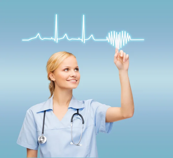 Läkare eller sjuksköterska pekar på elektrokardiogram leende — Stockfoto