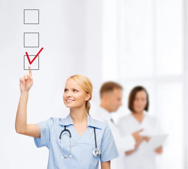 Marca de verificación de dibujo médico o enfermero en la casilla de verificación —  Fotos de Stock
