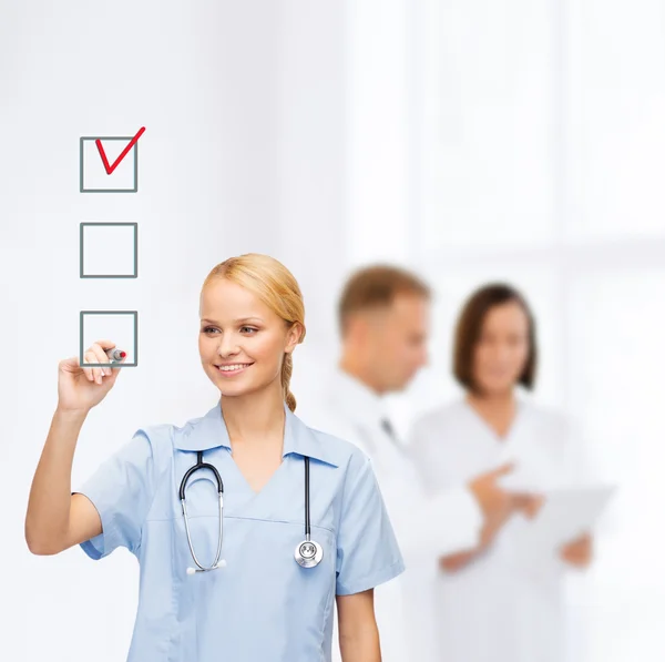 Médico o enfermero dibujar marca de verificación en la casilla de verificación —  Fotos de Stock