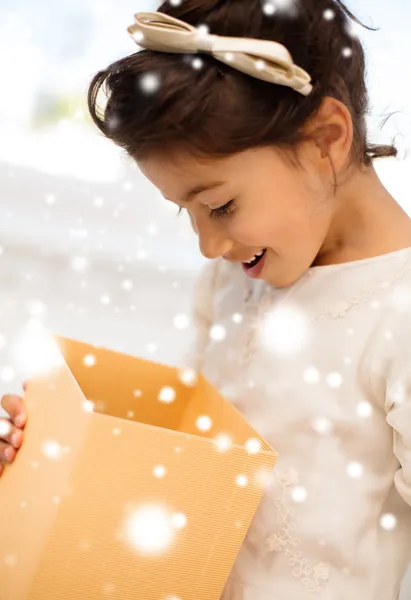 Niño feliz con caja de regalo — Foto de Stock