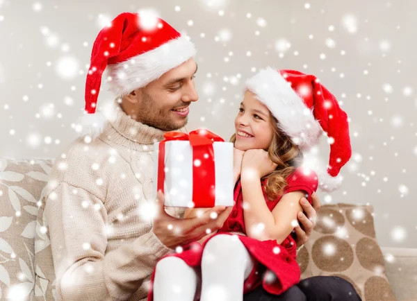 Sorridente padre dando scatola regalo figlia — Foto Stock