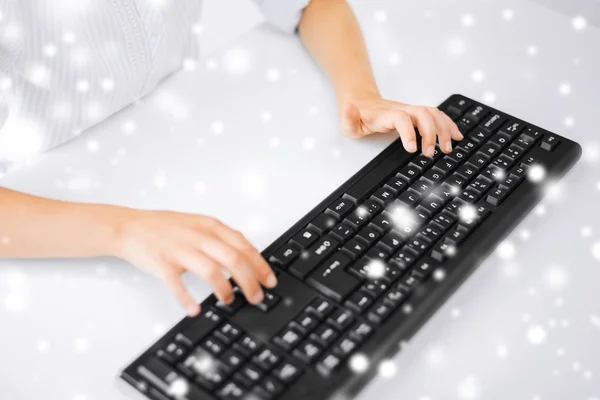 Estudiante niñas manos escribiendo en el teclado —  Fotos de Stock