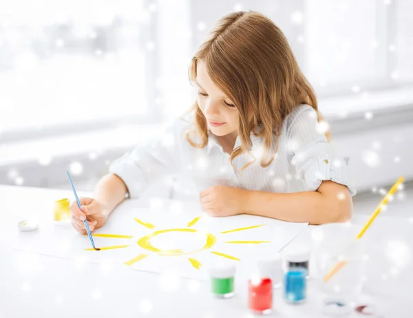 Little girl painting picture — Stock Photo, Image