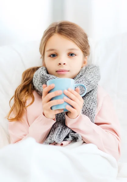 Niña enferma niño con taza de té caliente — Foto de Stock