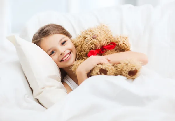 Niña con osito de peluche durmiendo en casa —  Fotos de Stock