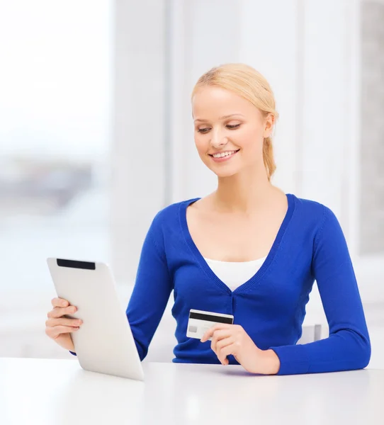 Mulher sorridente com tablet pc e cartão de crédito — Fotografia de Stock