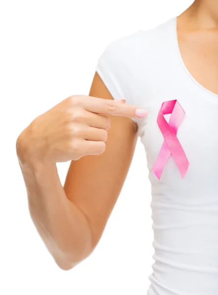 Kvinna med rosa cancer awareness ribbon — Stockfoto