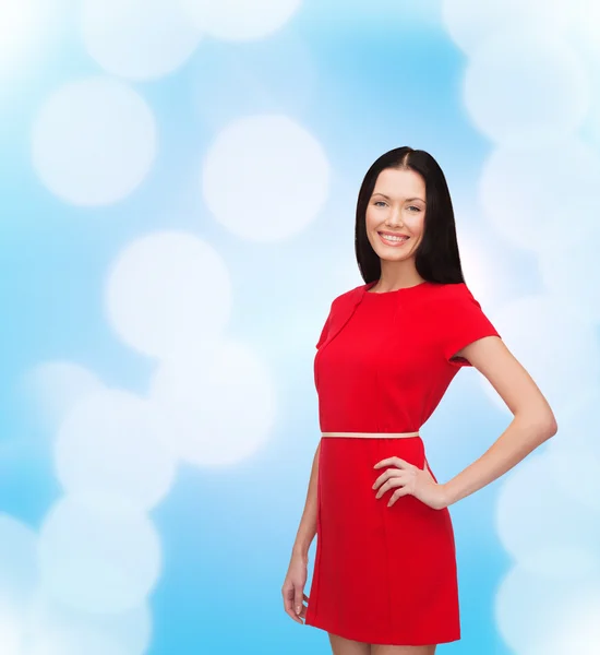 Lächelnde junge Frau im roten Kleid — Stockfoto