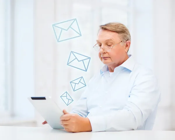 Vieil homme avec tablette à la maison — Photo