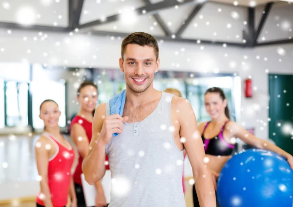 Sonriente hombre de pie frente al grupo en el gimnasio — Foto de Stock