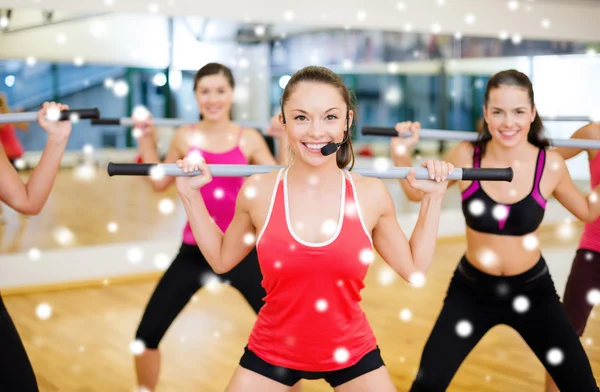 Skupina usmívající se lidí, cvičit s barbells — Stock fotografie