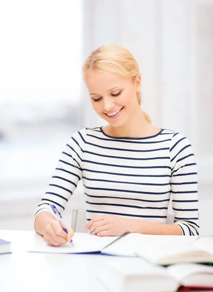 Lächelnde Frau studiert am College — Stockfoto