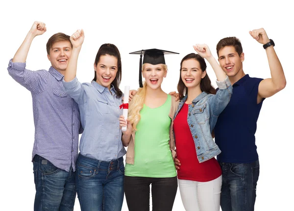 Groep van staande glimlachend studenten met een diploma — Stockfoto