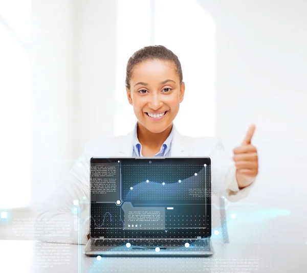 Mujer sonriente con ordenador portátil — Foto de Stock