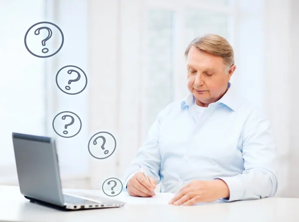 Old man filling a form at home — Stock Photo, Image