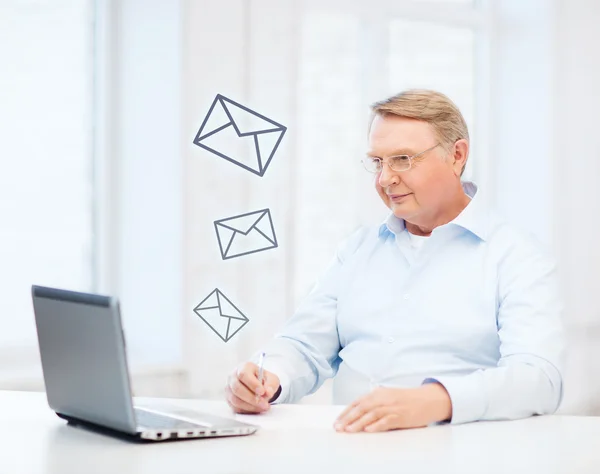 Oude man in brillen invullen van een formulier thuis — Stockfoto