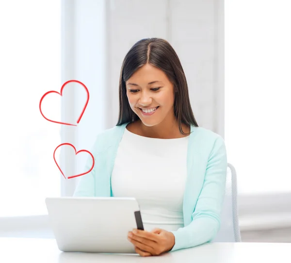 Smiling woman with tablet pc — Stock Photo, Image