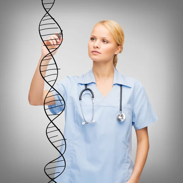 Medico o infermiere concentrato che disegna molecola di DNA — Foto Stock