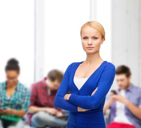 Ernstige meisje in casual kleding — Stockfoto