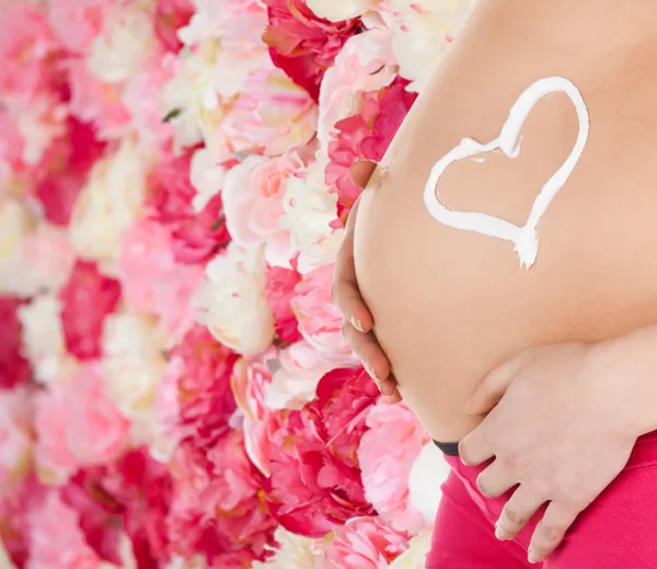 Barriga de uma mulher grávida — Fotografia de Stock