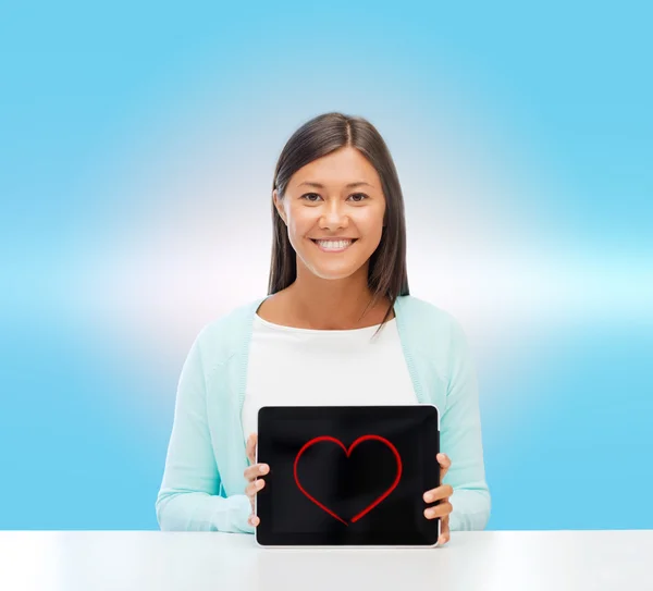 Mujer sonriente con tableta pc — Foto de Stock