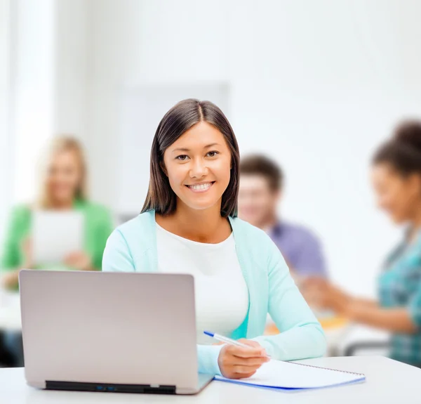 Asiatische Geschäftsfrau mit Laptop und Dokumenten — Stockfoto