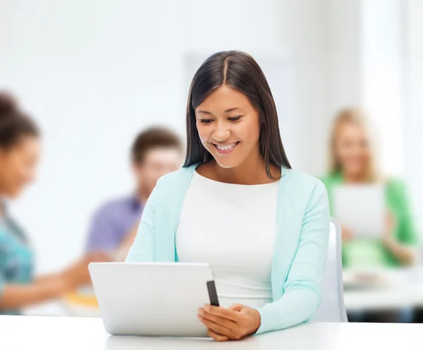 Affärskvinna eller student med TabletPC — Stockfoto