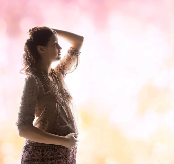 Siluett bild av gravida vacker kvinna — Stockfoto