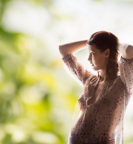 Imagen de silueta de la mujer hermosa embarazada — Foto de Stock