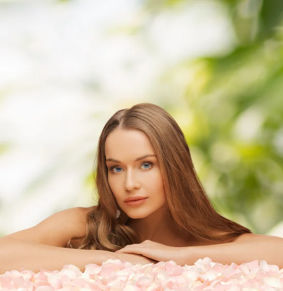 Mujer con pétalos de rosa y pelo largo —  Fotos de Stock