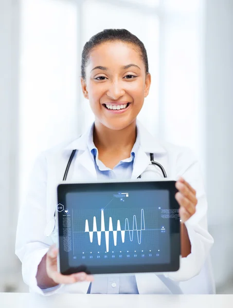 Médica africana com tablet pc — Fotografia de Stock