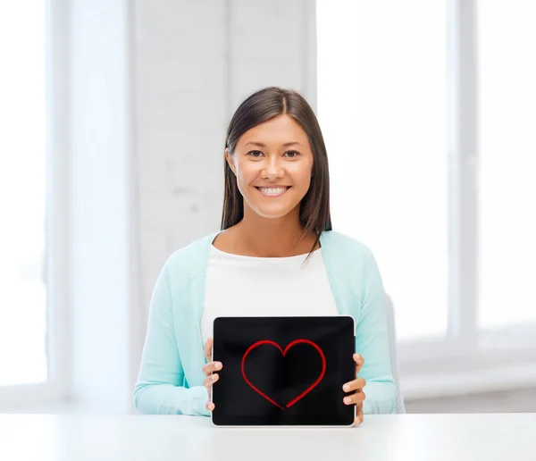 Mulher sorridente com tablet pc — Fotografia de Stock