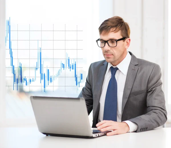 Affärsman med bärbar dator och forex diagram — Stockfoto