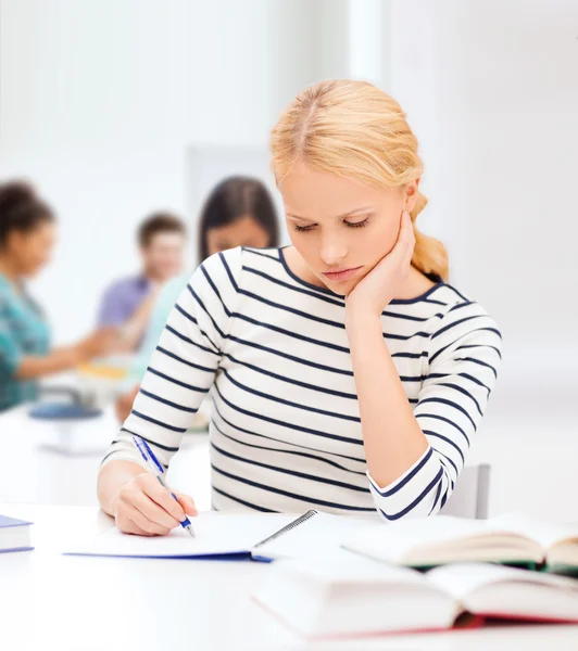 Femme concentrée étudiant au collège — Photo