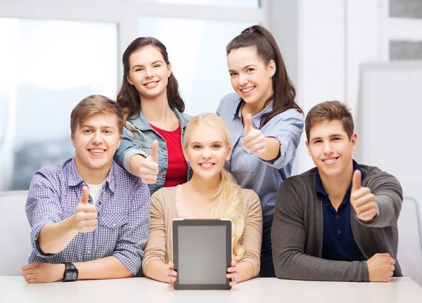 Studenti sorridenti con schermo PC tablet vuoto — Foto Stock