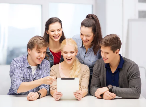 Estudantes sorridentes com tablet pc na escola — Fotografia de Stock