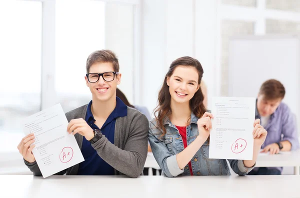 Dos adolescentes que realizan la prueba o el examen con grado A —  Fotos de Stock