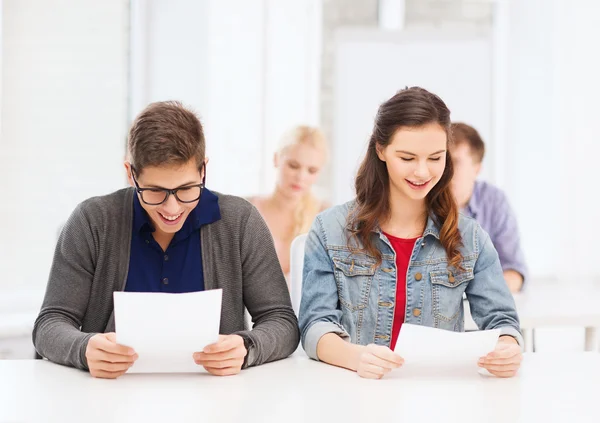 Два подростка смотрят на результаты тестов или экзаменов — стоковое фото