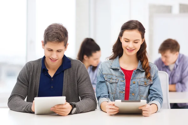 Estudantes olhando para tablet pc em palestra na escola — Fotografia de Stock