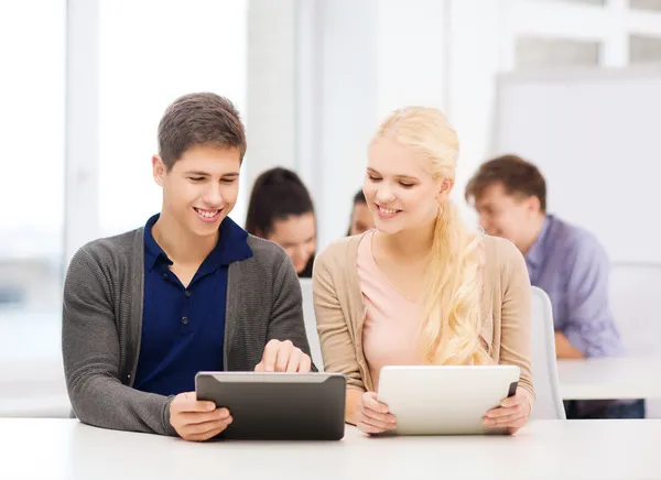 Estudiantes mirando tableta PC en conferencia en la escuela —  Fotos de Stock