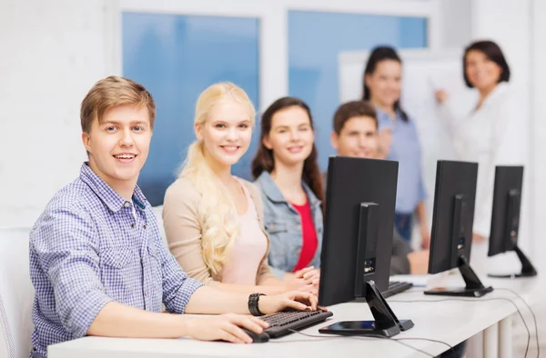 Estudantes com monitor de computador na escola — Fotografia de Stock