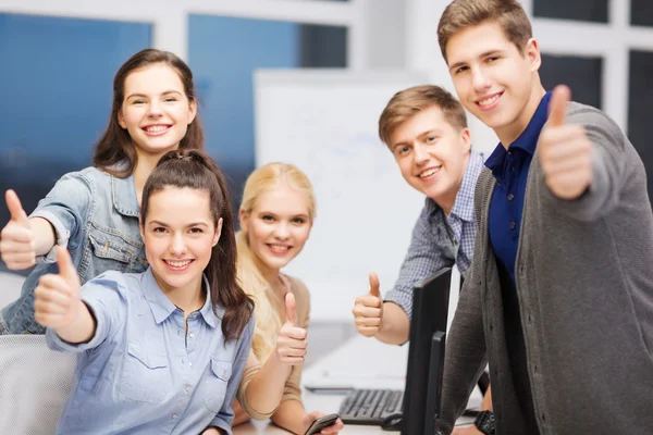 Étudiants avec moniteur d'ordinateur et smartphones — Photo