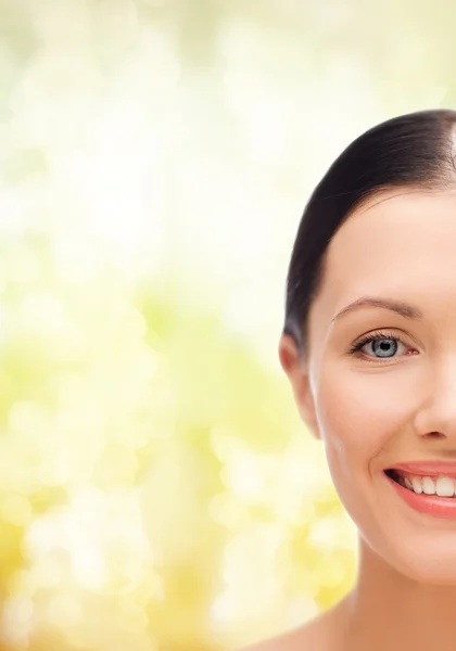 Smiling young woman — Stock Photo, Image