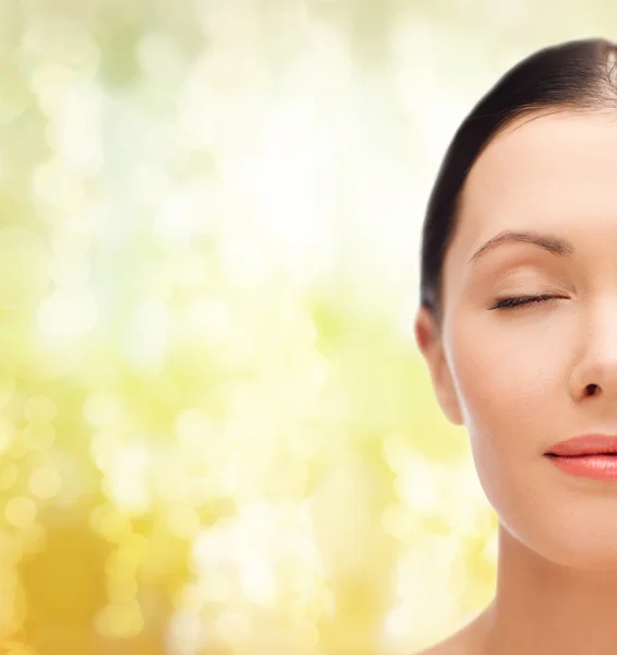 Relaxado jovem mulher com olhos fechados — Fotografia de Stock