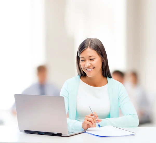 Asiatiska affärskvinna med laptop och dokument — Stockfoto