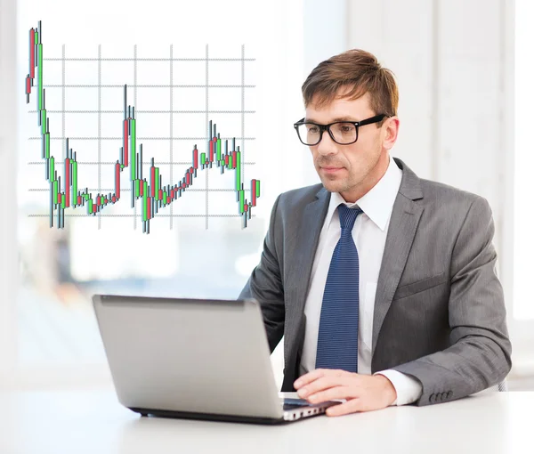 Zakenman met laptop computer en forex grafiek — Stockfoto