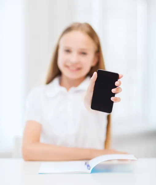 Lachende student meisje met smartphone op school — Stockfoto