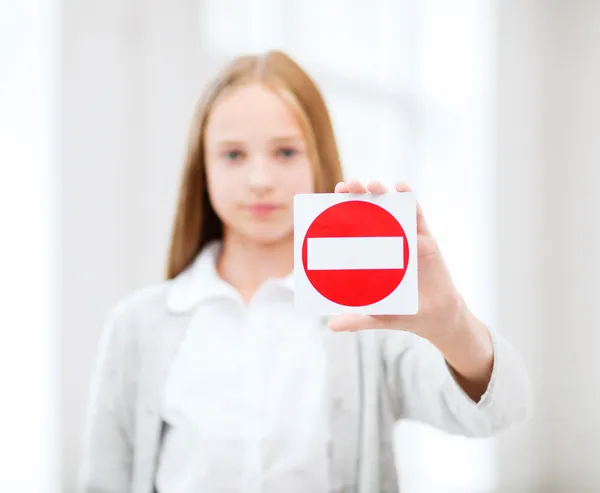 Mädchen zeigt kein Eintrittsschild — Stockfoto