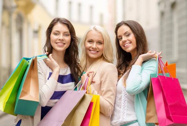 Trois filles souriantes avec des sacs à provisions en ctiy — Photo