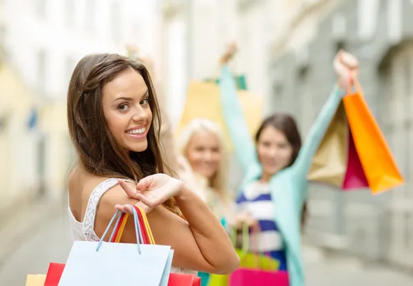 Mooie vrouw met shopping tassen in de ctiy — Stockfoto